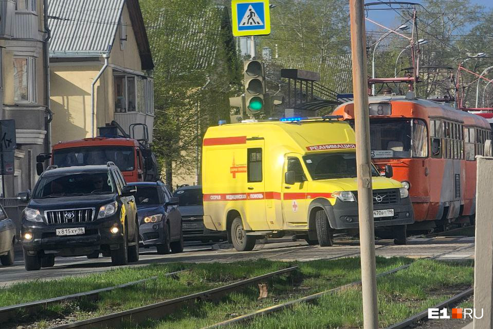 В Екатеринбурге пассажир внезапно умер в трамвае