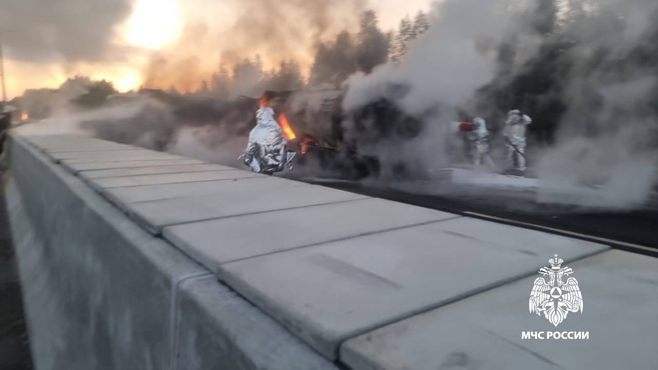 На трассе М-11 в Тверской области столкнулись бензовоз, грузовик и эвакуатор. ДТП не обошлось без огня и жертв: видео