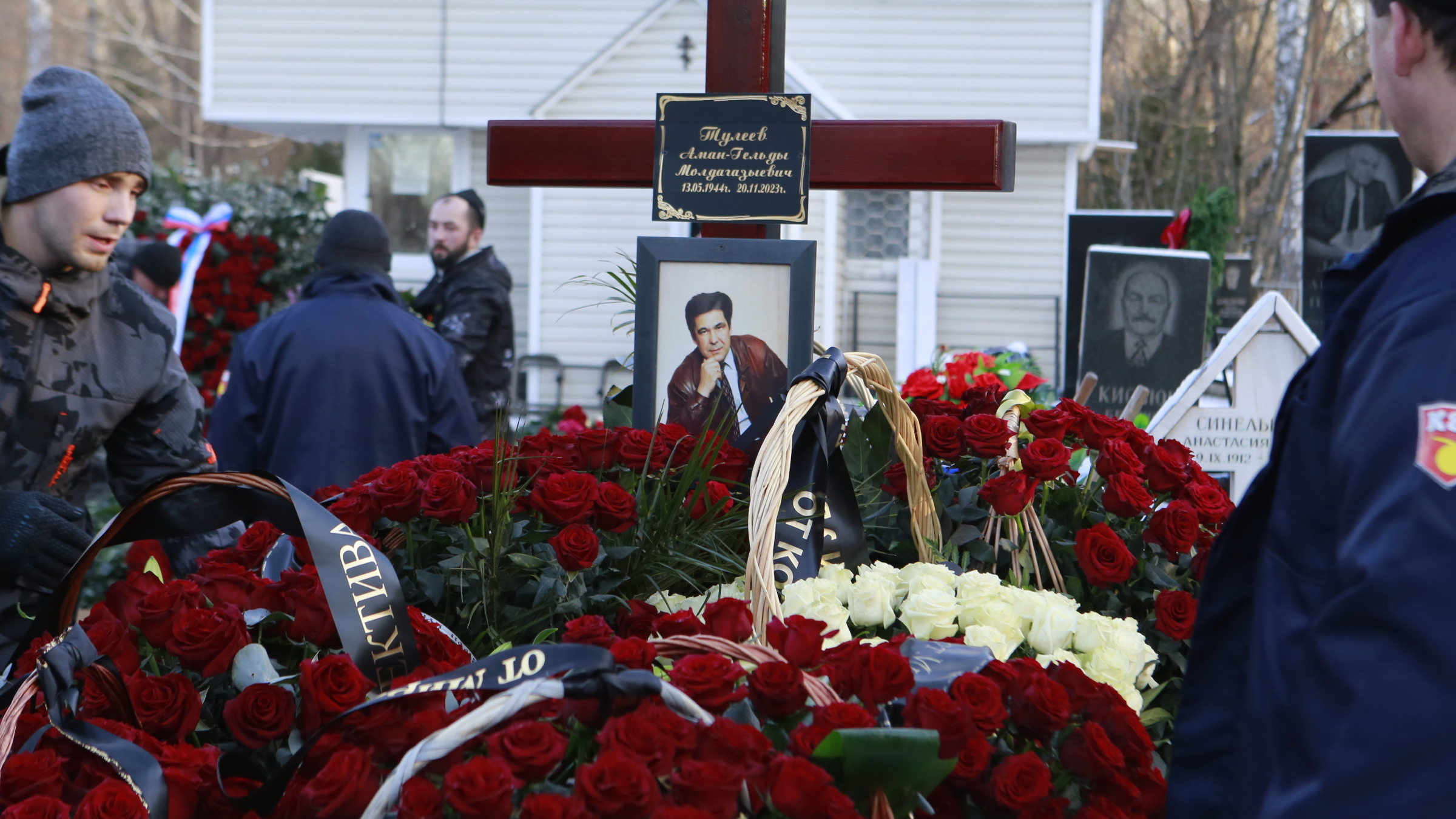 Могила утонула в цветах: как Амана Тулеева похоронили в Кемерове