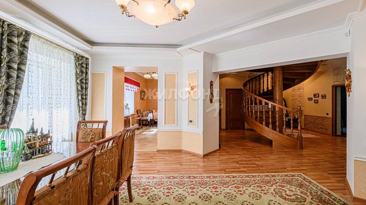 Поместье из закрытого поселка. Под Новосибирском продают дом с роскошной винтовой лестницей — фото интерьеров за 40 млн