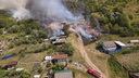 «Народ, пошли тушить!»: в городе на западе Челябинской области загорелись несколько домов и лес