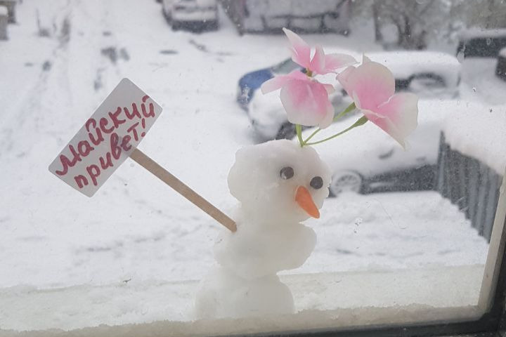Ждут лето и греются в бане: екатеринбуржцы показали майских снеговиков