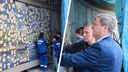 В центре Архангельска устанавливают большую красивую мозаику: первым оценил работу Дмитрий Морев