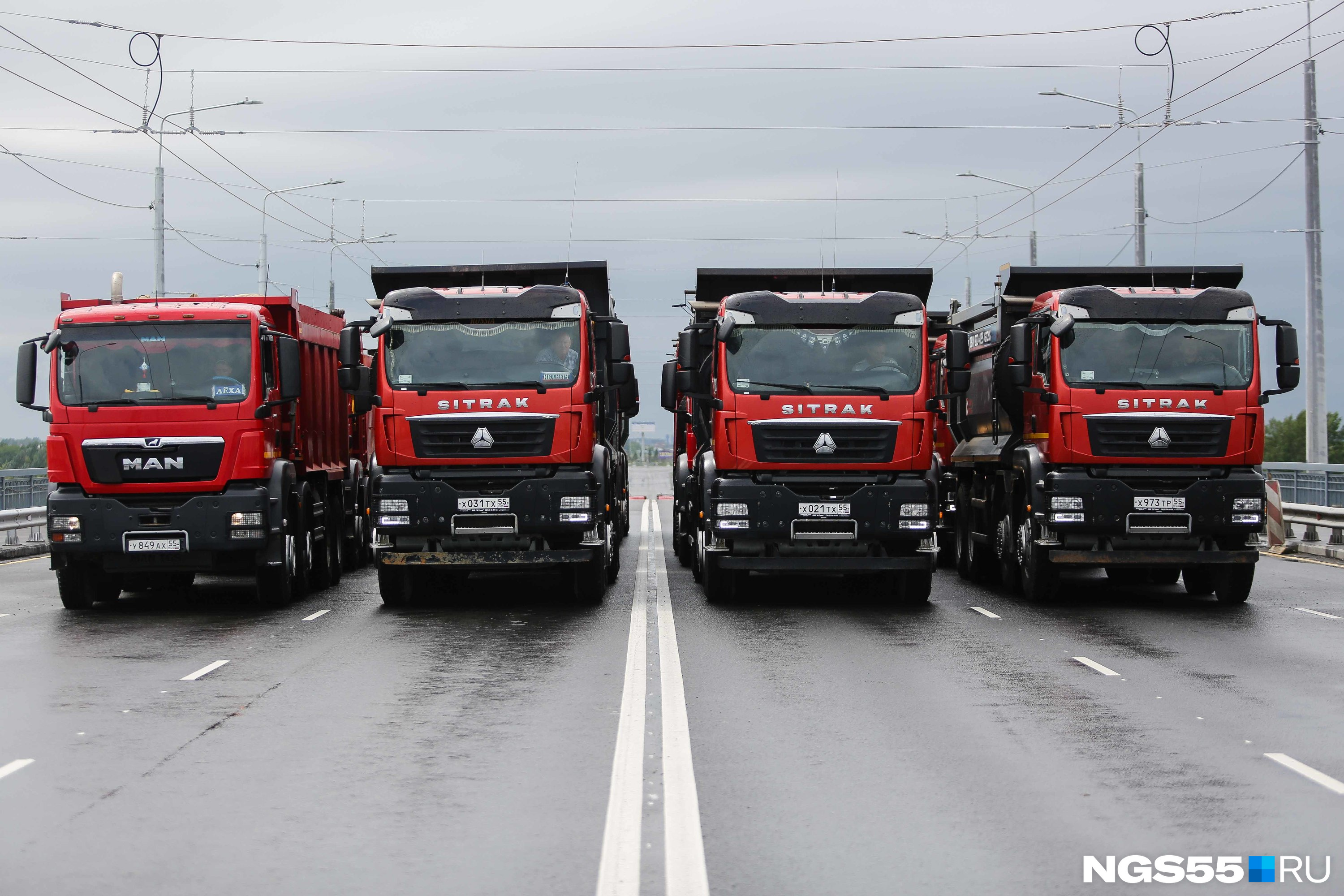 Как 24 грузовика тестировали Ленинградский мост: фоторепортаж