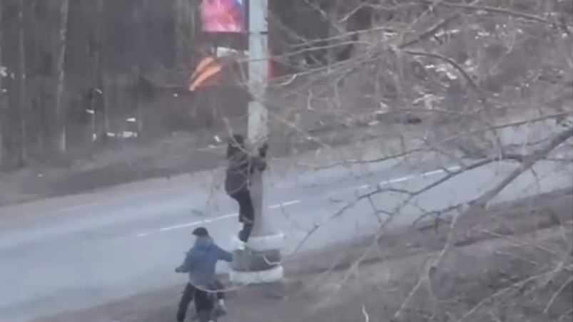 В Архангельске подростки сорвали со столбов флаги, вывешенные к 9 Мая