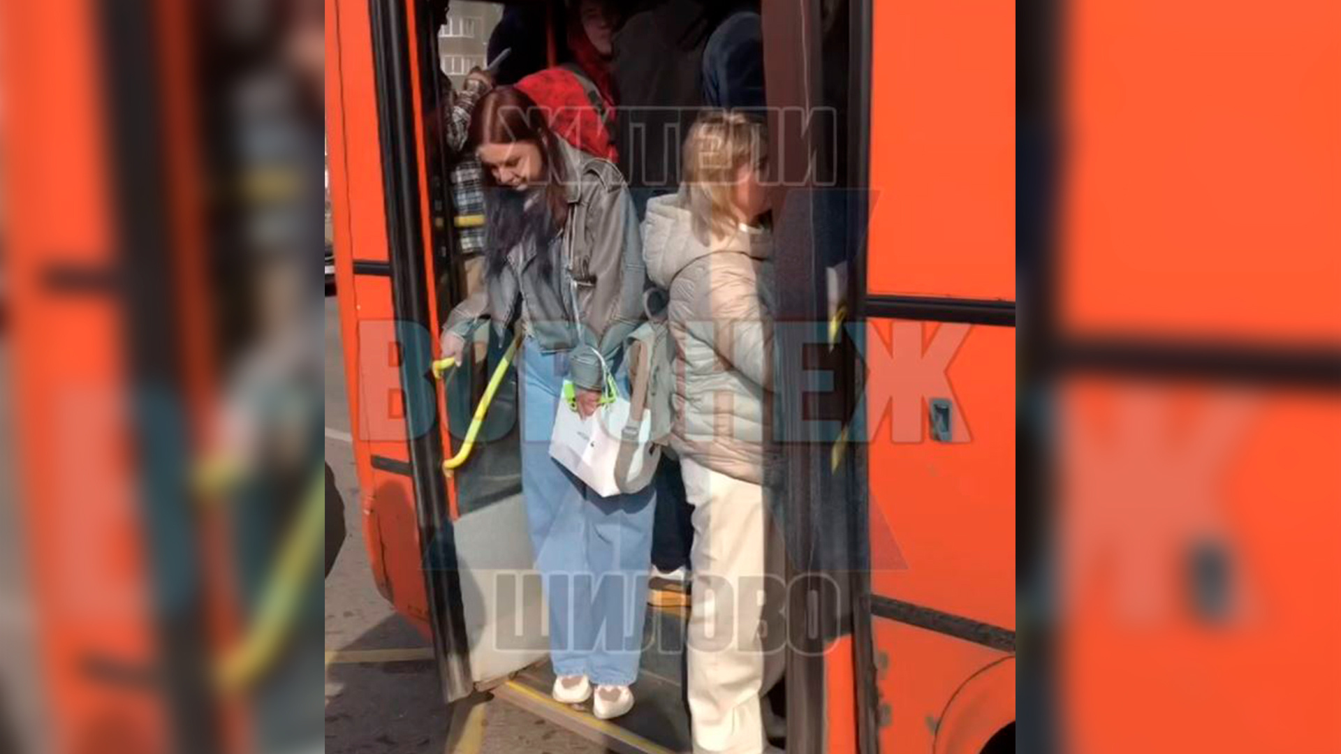 В воронежском Шилово сняли на видео забитый до отказа пазик — люди буквально торчали из дверей