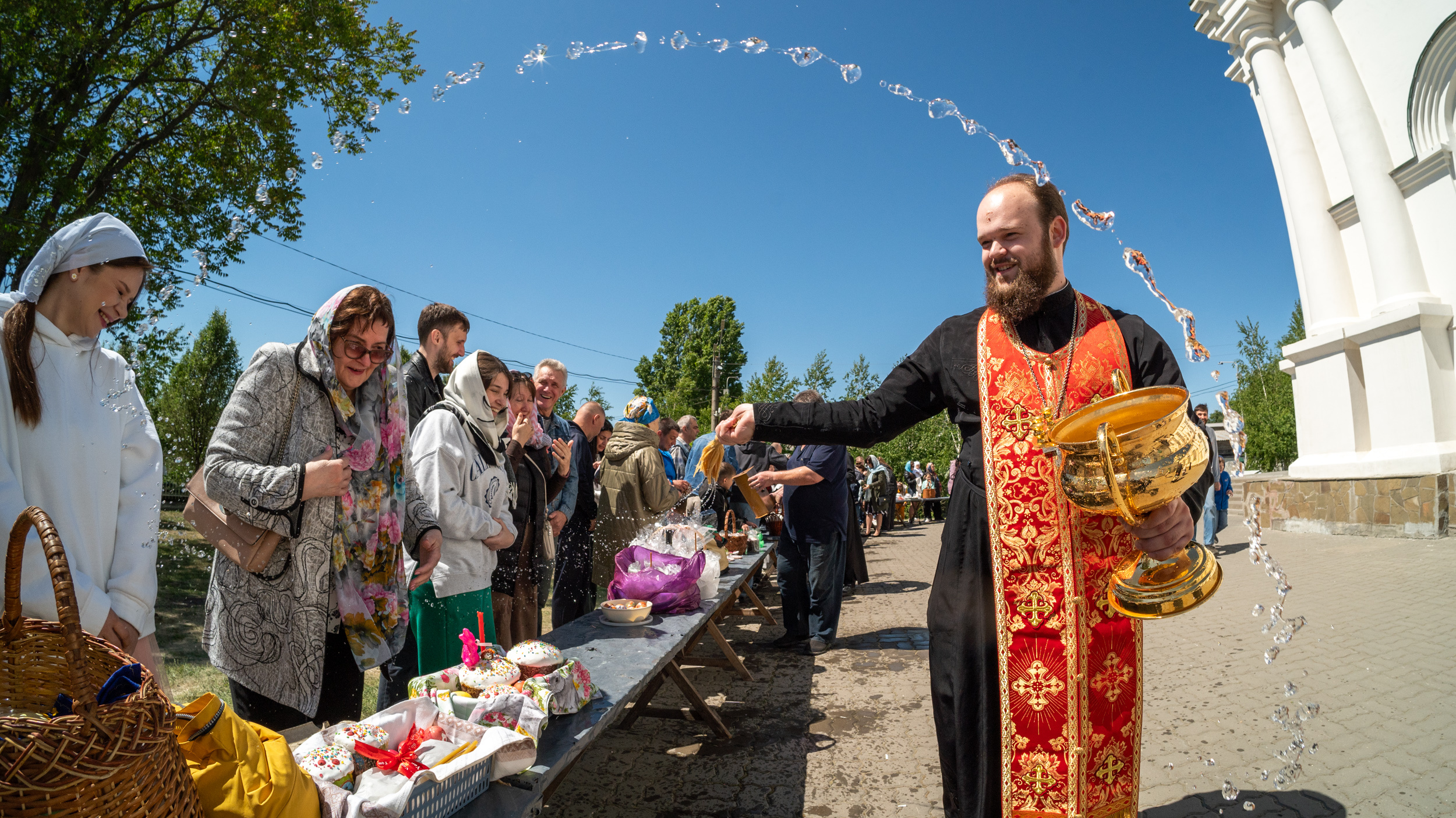 Весь день идут в храм. Как проходит освящение куличей и яиц в Ростове