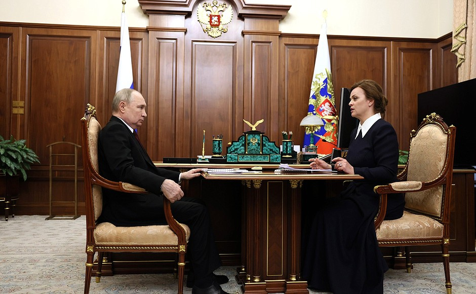 Владимир Путин встретился с женой губернатора Кузбасса — о чём они говорили