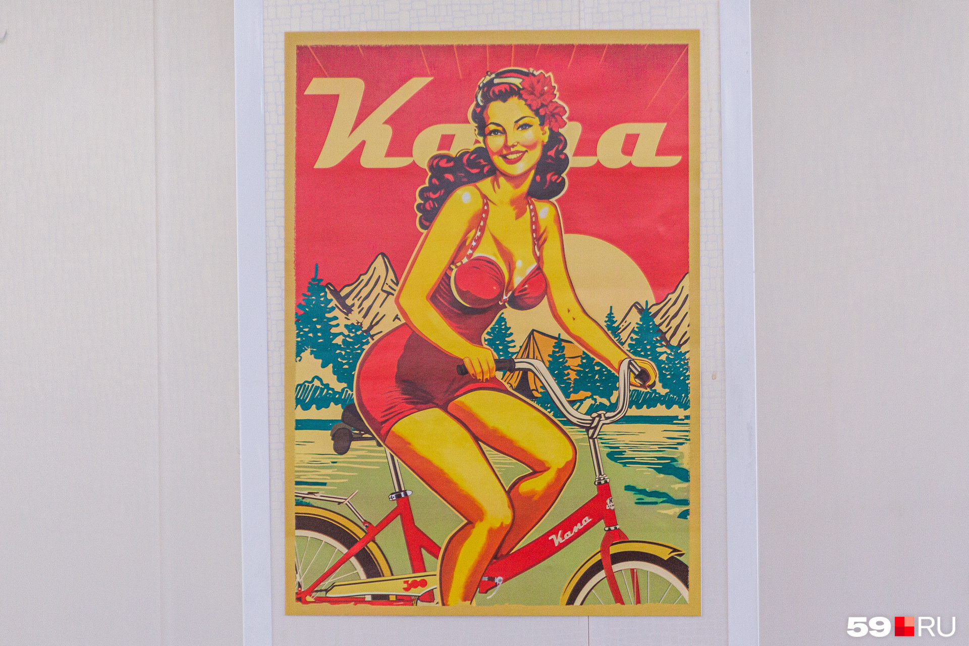 В демонстрационном зале висят плакаты, напоминающие о советских корнях велосипеда «Кама»