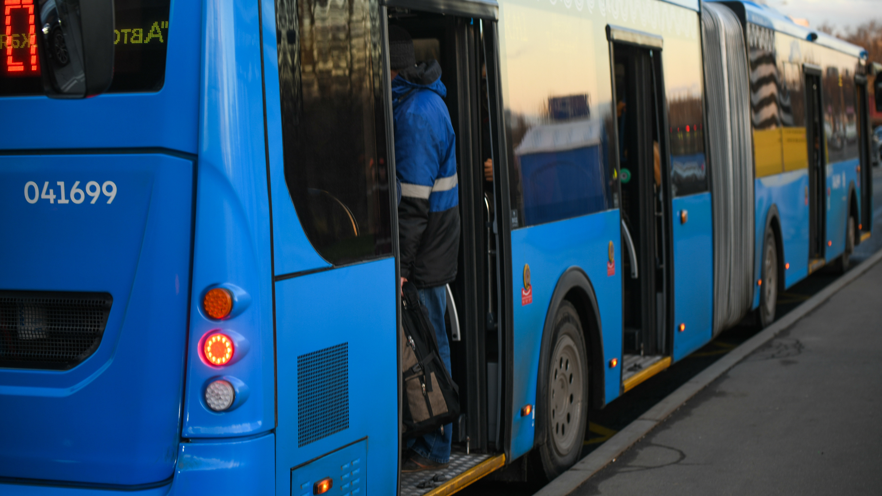Перекрытия, бесплатные автобусы и изменение маршрутов. Как в пасхальные праздники будет работать городской транспорт Москвы
