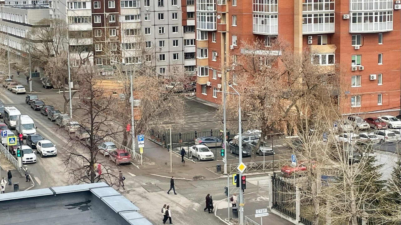 В Перми на перекрестках, где зеленый для пешеходов горит во все стороны, ходят по диагонали — но так нельзя и это не изменится