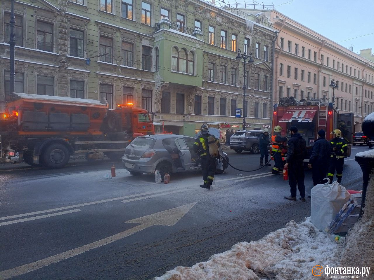 Видео: «Опель» тушили на Невском проспекте в Петербурге - 20 января 2024 -  ФОНТАНКА.ру