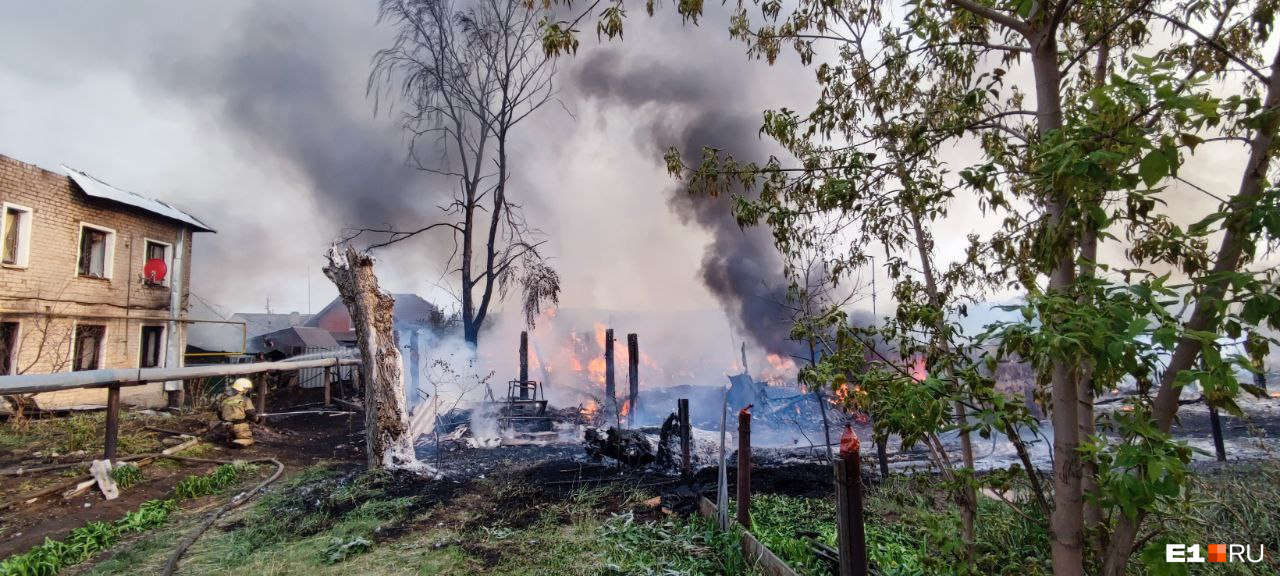«Пожарному стало плохо»: огонь охватил несколько домов под Екатеринбургом