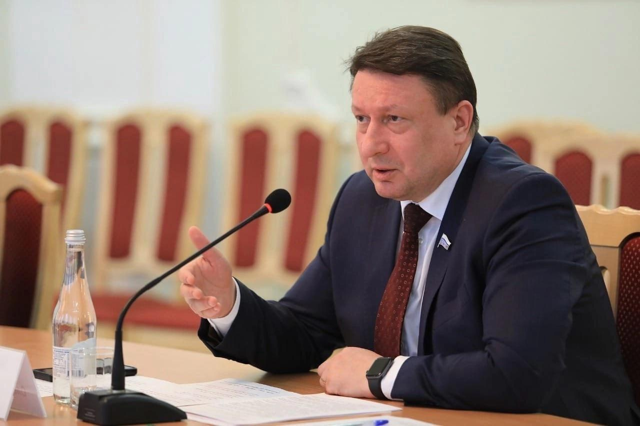 Гордума Нижнего отстранила председателя Олега Лавричева от должности. Его обвиняют в растрате и отмывании денег