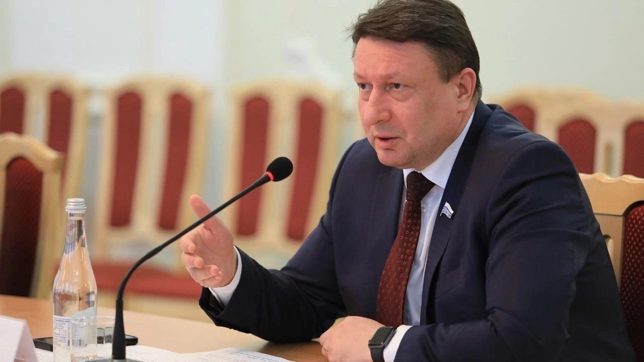 Гордума Нижнего отстранила председателя Олега Лавричева от должности. Его обвиняют в растрате и отмывании денег