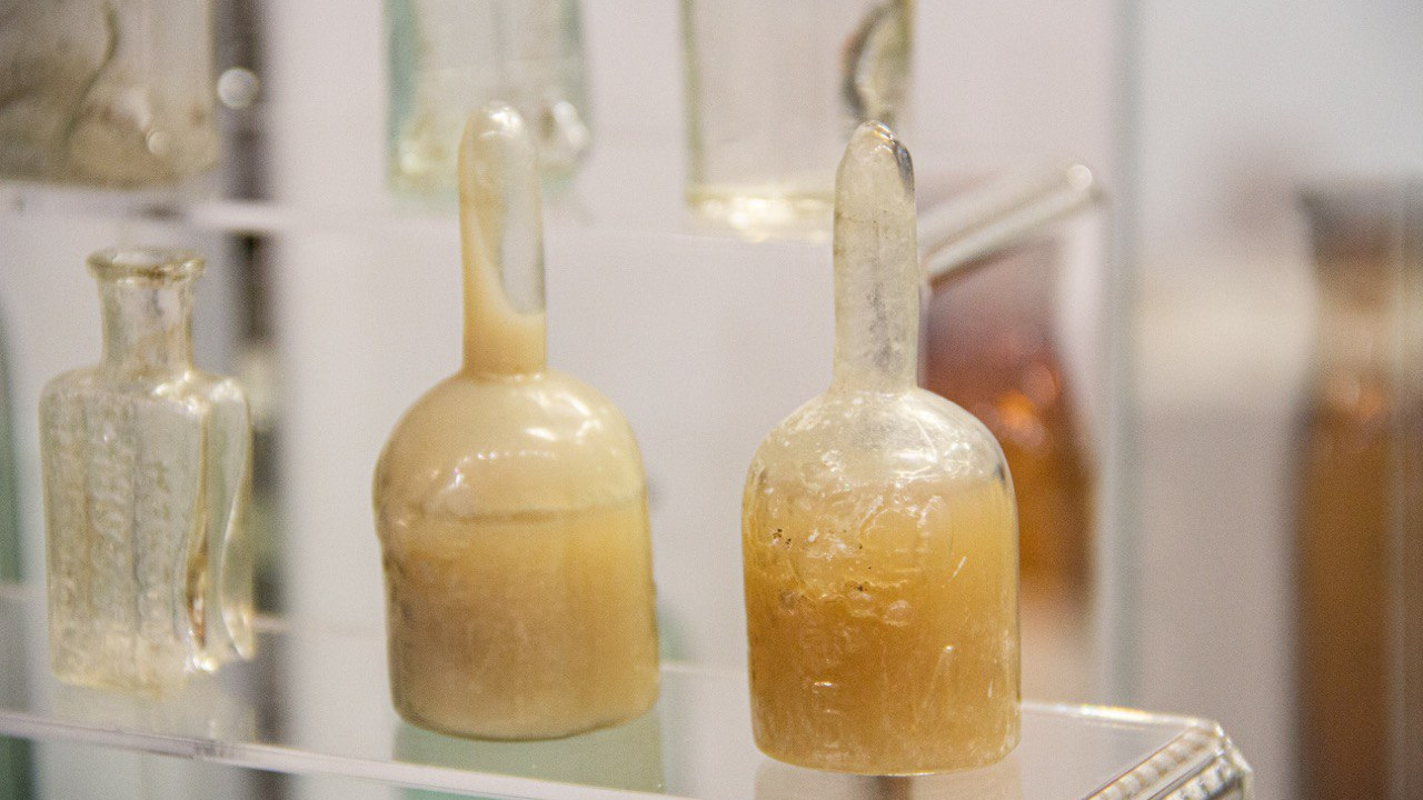 Ученые из Челябинска откопали пузырьки с жидкостью, которым больше 130 лет
