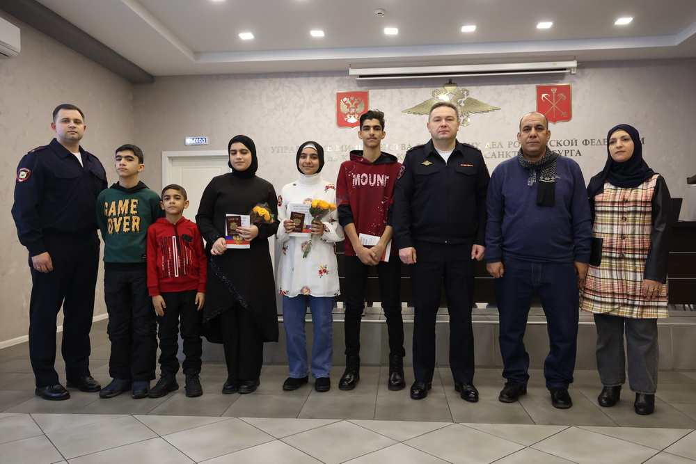 В Петербурге эвакуированным из Палестины подросткам вручили российские паспорта