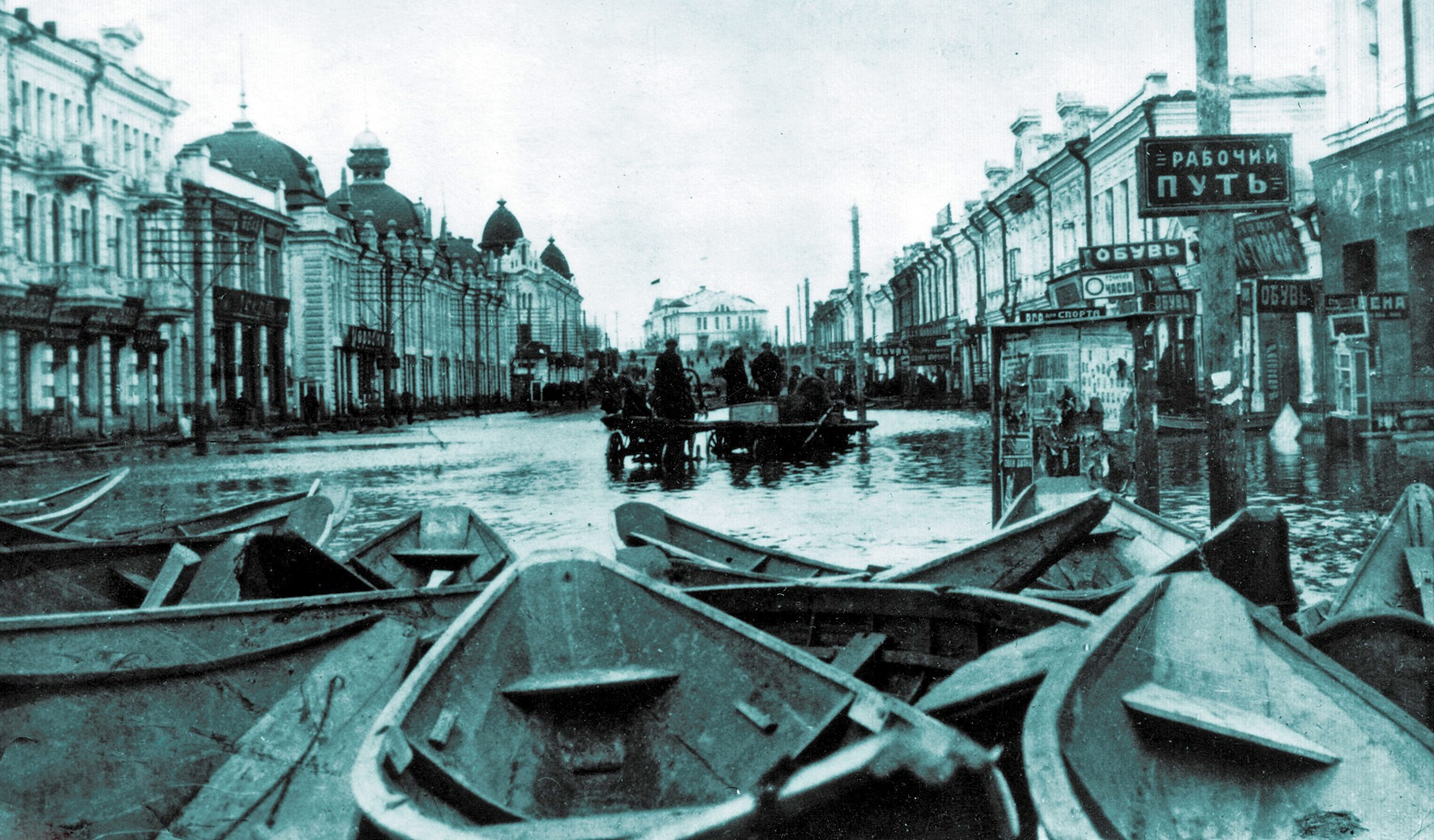 На Любинском проспекте плавали товары и лодки: каким было самое сильное наводнение в Омске