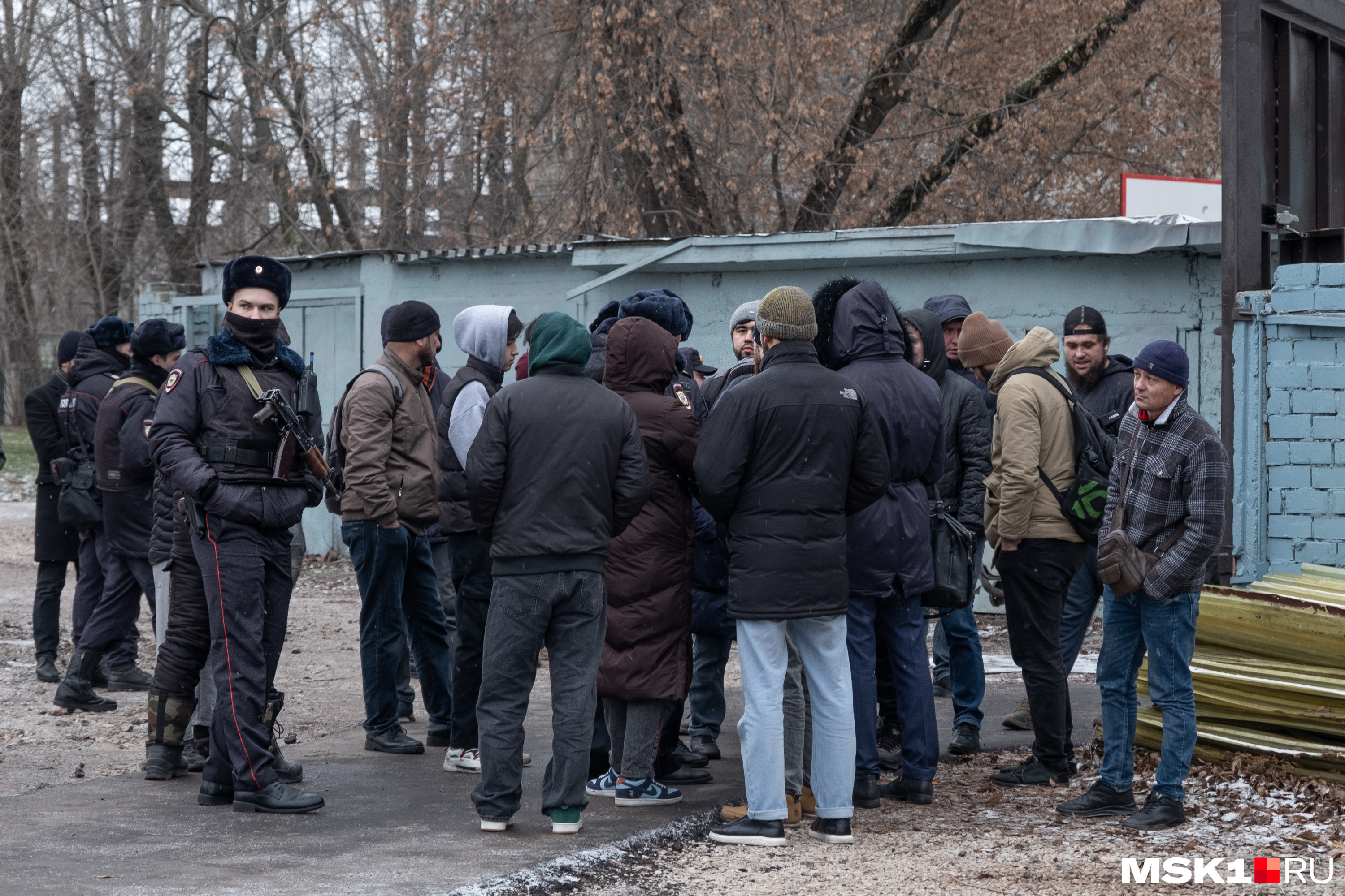 Жители Москвы против мигрантов: как в Нижегородском районе люди воюют  против толп мусульман, ОМОН и ППС дежурят на Басовской улице, молельный дом  возле жилых многоэтажек - 21 ноября 2023 - msk1.ru