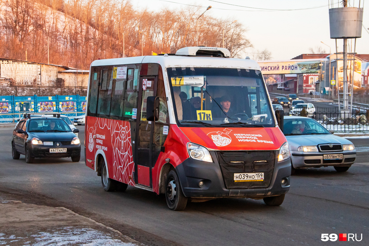 Бусики висят