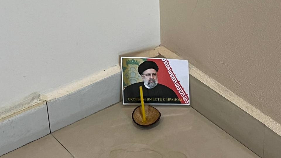 Церковная свечка и портрет на полу. Показываем фото странного мемориала президенту Ирана в центре Казани