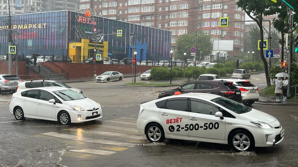 «Нас лишили выбора»: жителям Владивостока теперь дешевле переехать, чем платить за такси