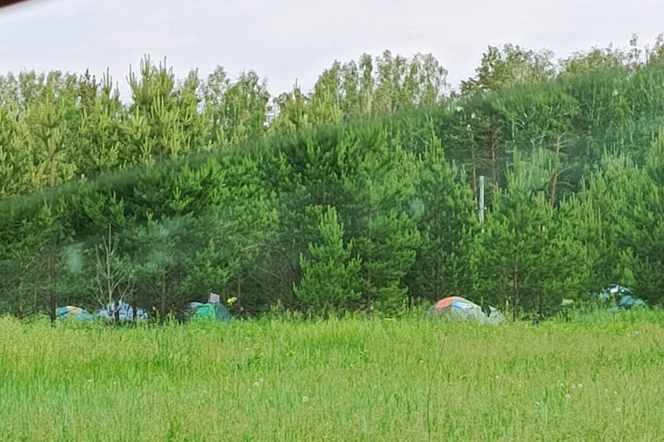 «Какие-то агрессивные люди». Под Екатеринбургом неизвестные разбили палаточный лагерь на дачном участке