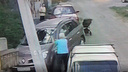 Сибирячка с кувалдой разбила лобовое стекло автомобиля — видео инцидента