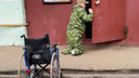 Вползает в подъезд на коленях: омбудсмен потребовал от властей помочь безногому участнику СВО из Ярославля