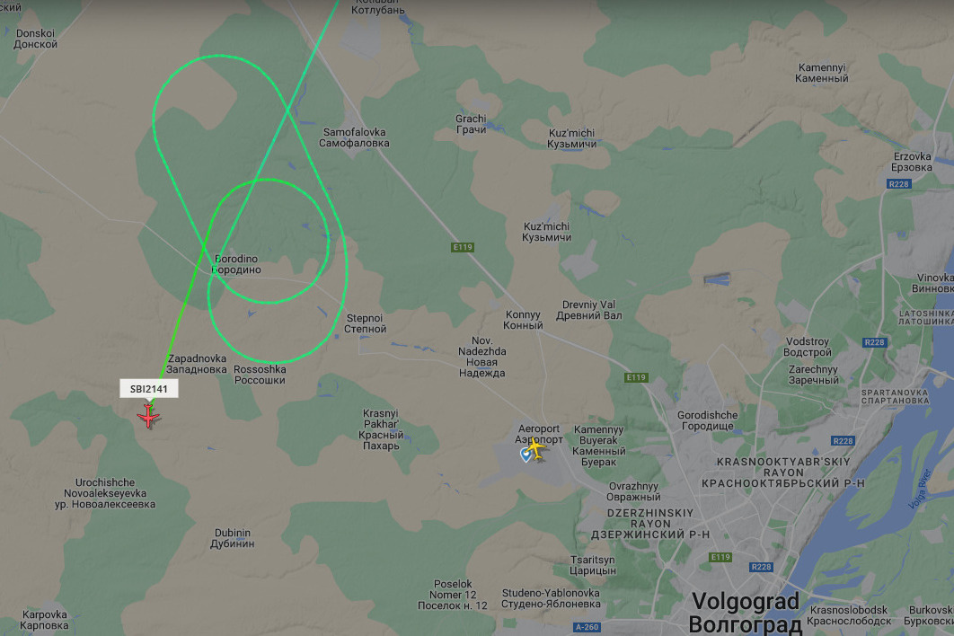Самолет сделал несколько кругов над Волгоградом