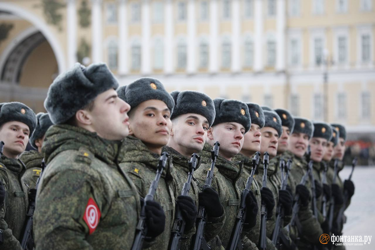 Фото: Первая сводная репетиция парада Победы на Дворцовой площади в  Петербурге - 23 апреля 2024 - ФОНТАНКА.ру