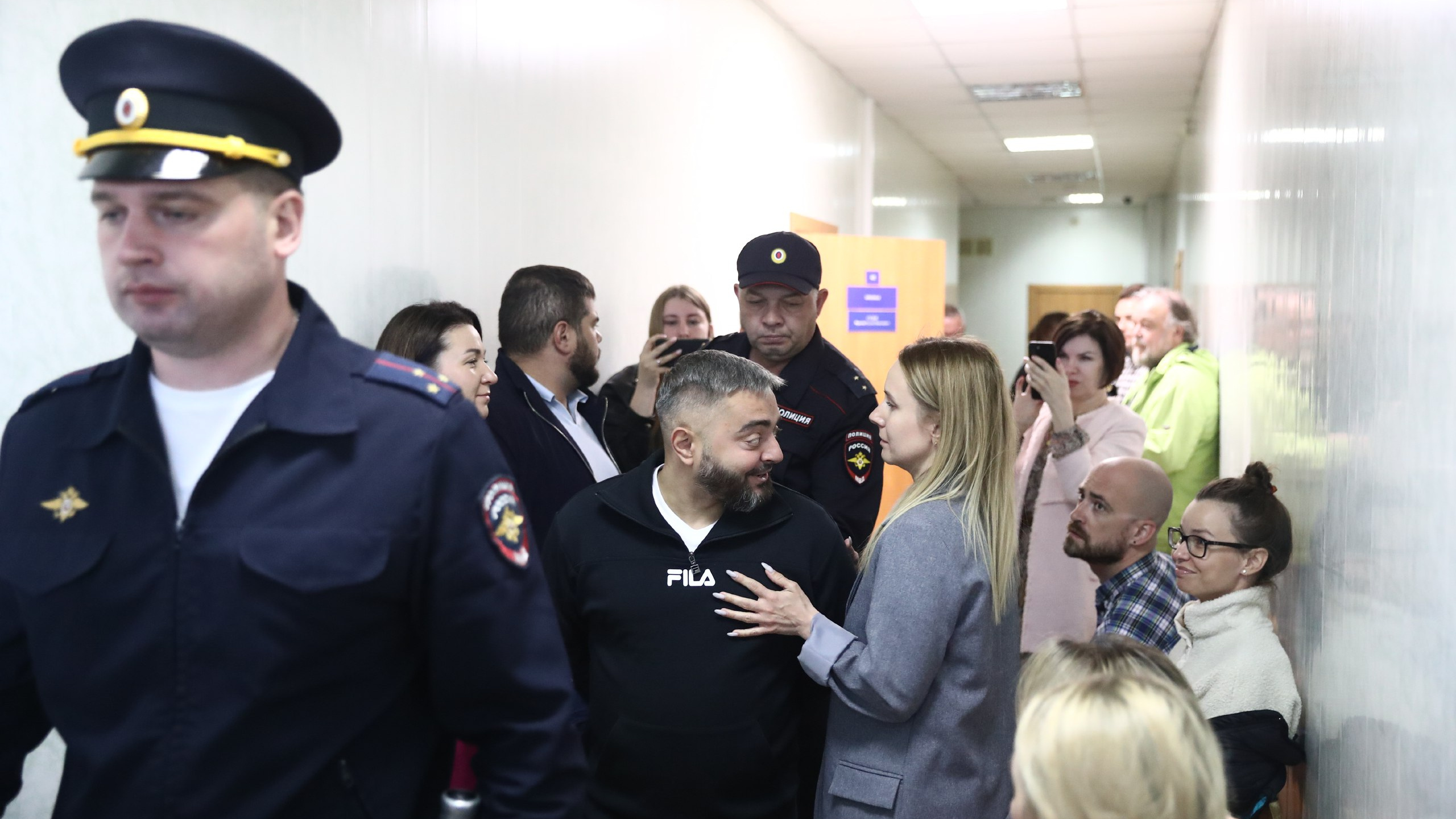 Встречали жена и журналисты. Игоря Украинцева привели на заседание суда — фото из коридора