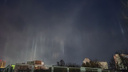 Небо над Новосибирском располосовали световые столбы — что это может быть