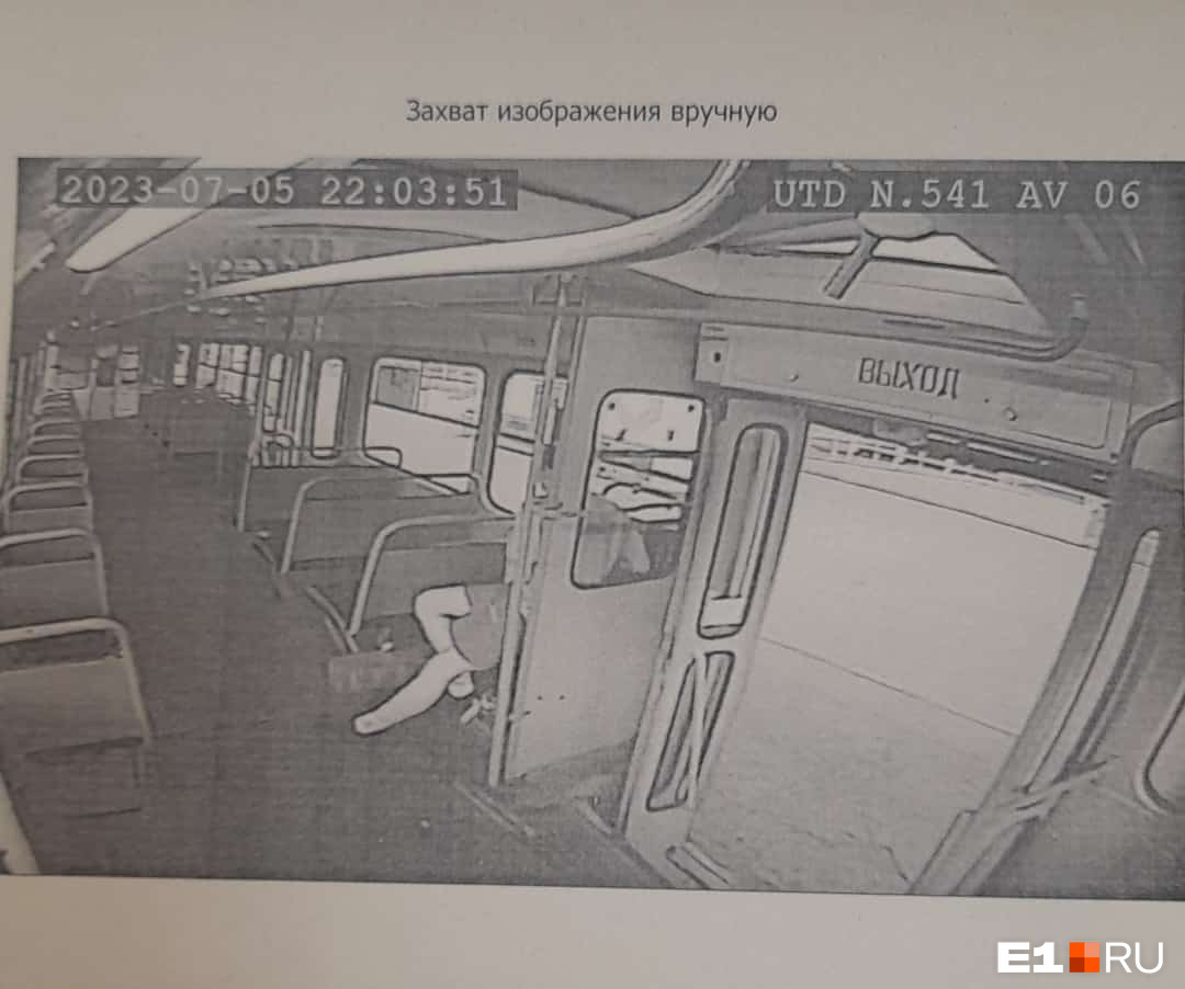 «Украл ломик — и пошел». В Екатеринбурге молодой человек обчистил трамвай