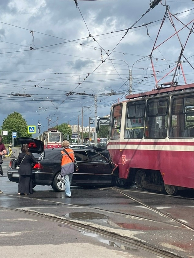 Легковая и трамвай не поделили перекресток Культуры и Луначарского, собирается пробка