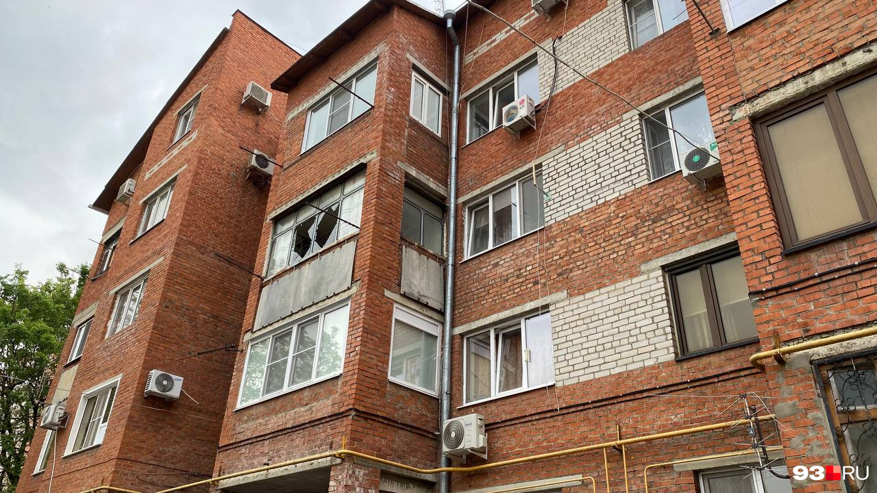 В доме выбило стёкла в окнах В доме выбило стёкла в окнах