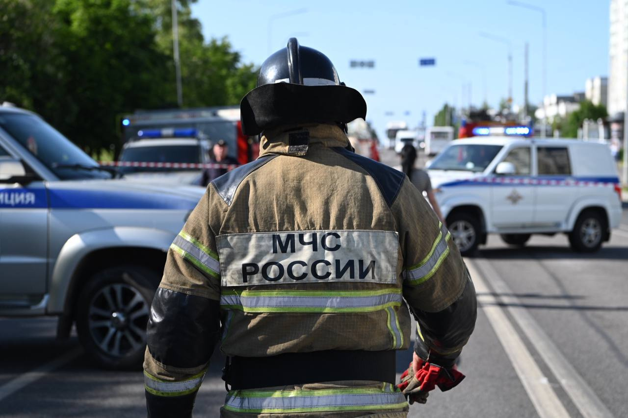 К месту падения беспилотника в Белгороде прибыли спасатели и силовики