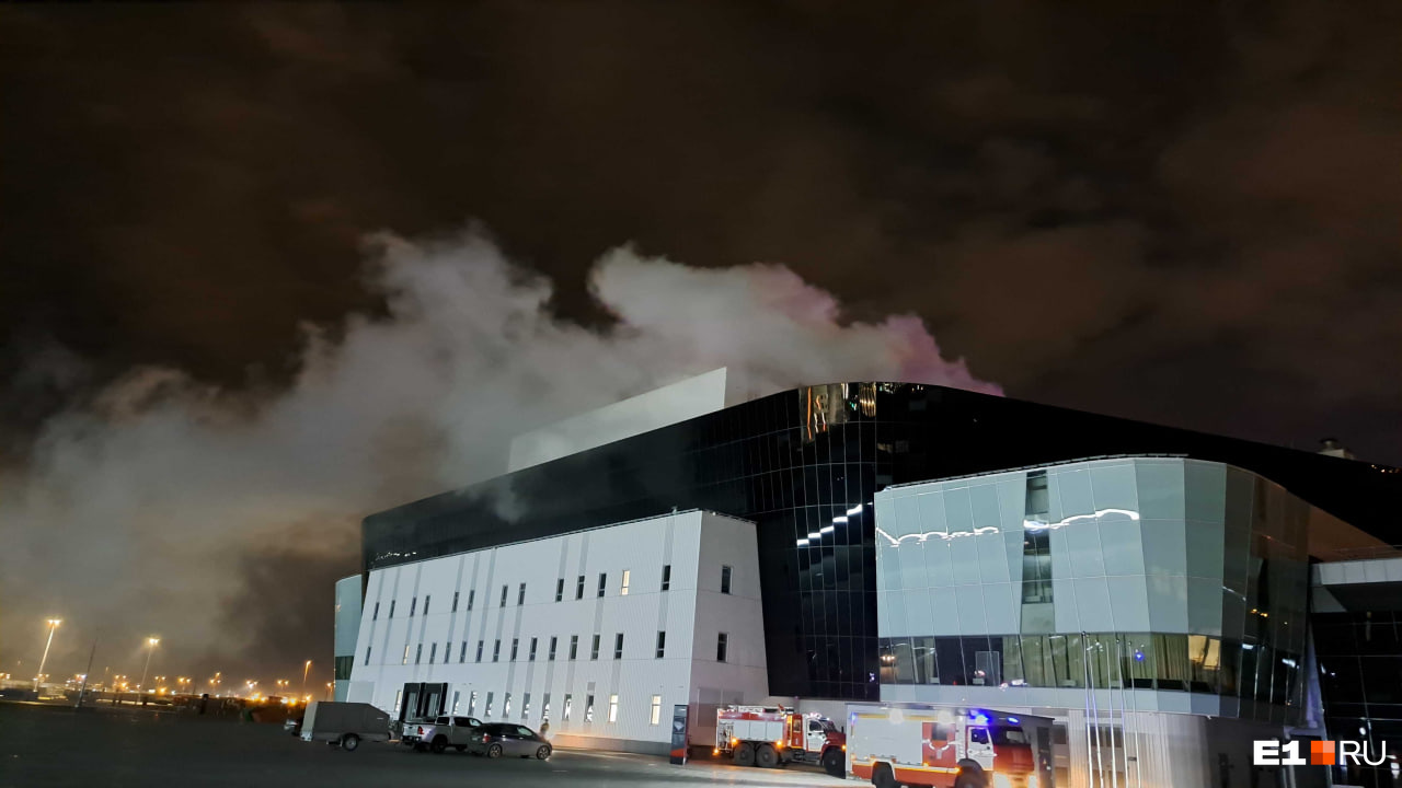 Над «Екатеринбург-Экспо» заметили густое облако дыма. Всё о пожаре