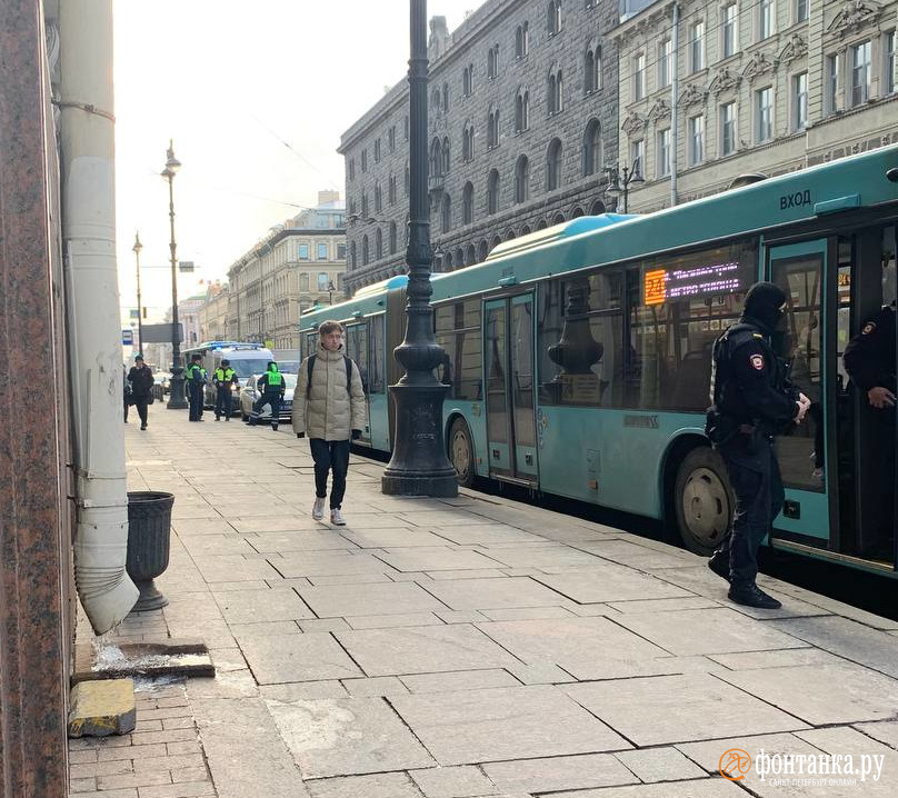 После ЧП в автобусе на Невском проспекте на мужчину надели наручники