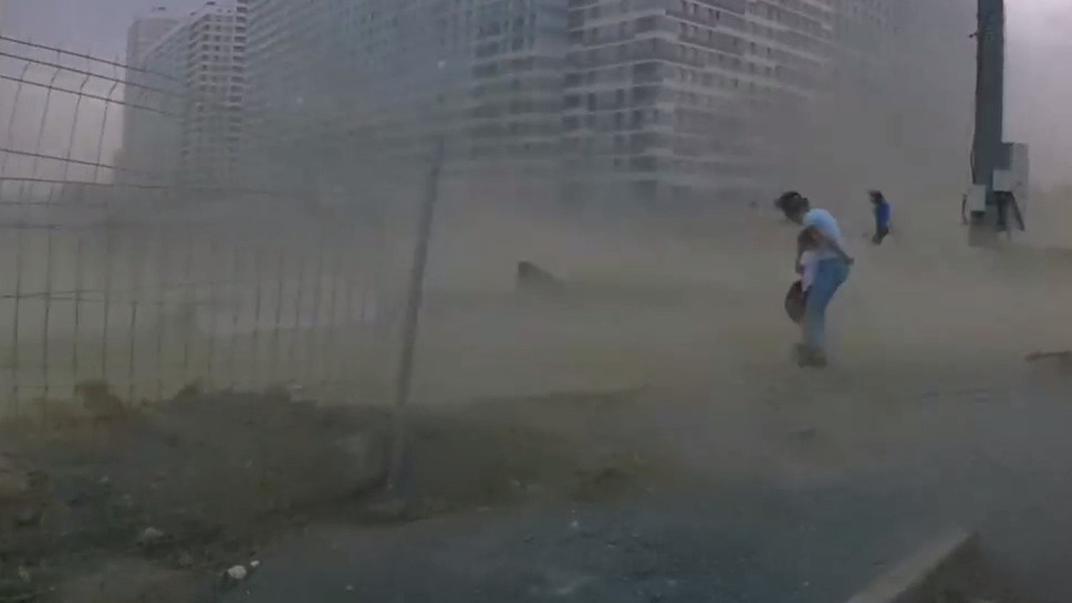 «Думал, ослепну и до дома не дойду»: екатеринбуржец снял видео в эпицентре пыльного «урагана»