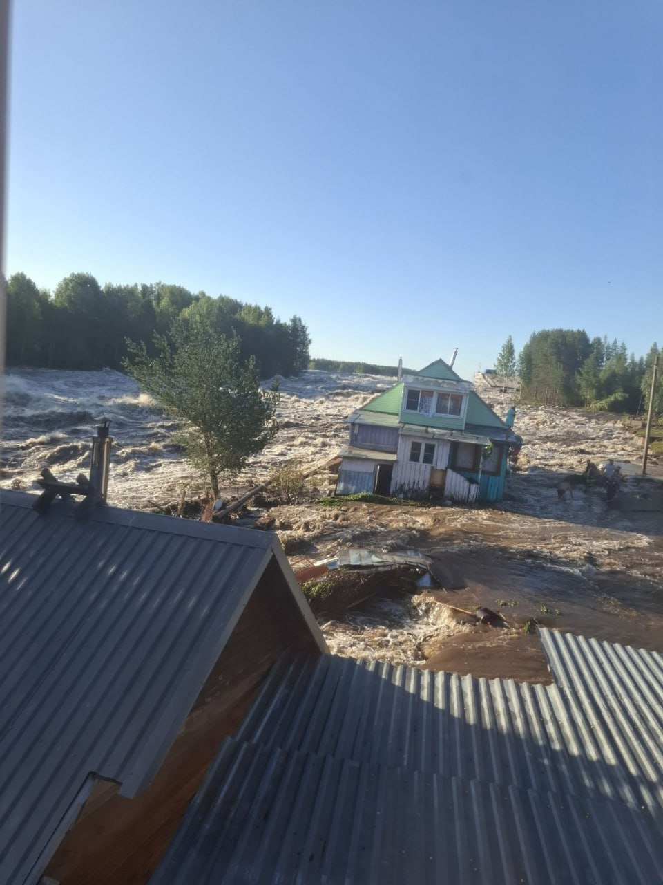 «Нет поселка!» Дамбу на Беломорканале прорвало: поток воды смывает дома и людей — кадры бушующей стихии