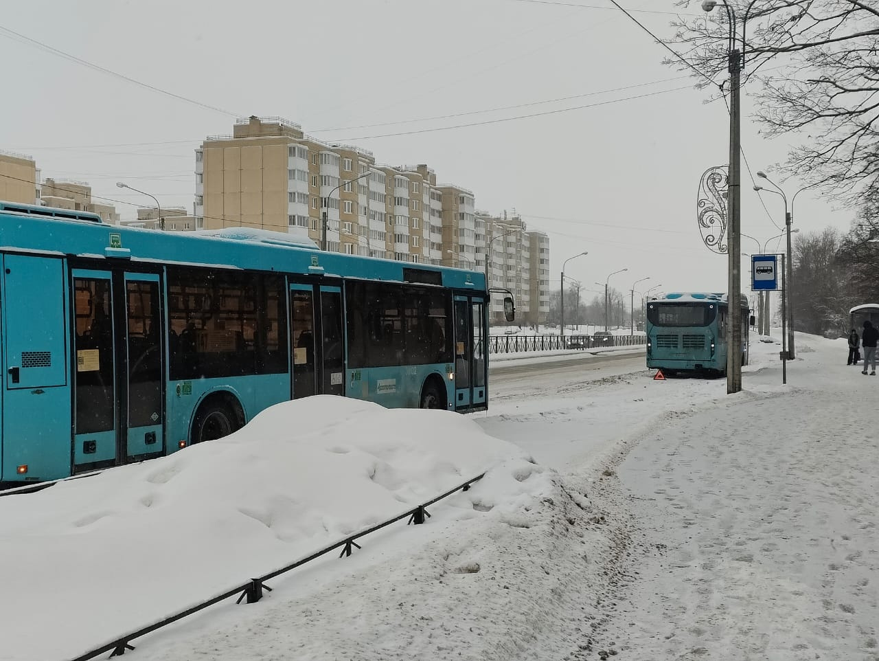 В Красном Селе камера сняла, как не разъехались два автобуса - 15 января  2024 - ФОНТАНКА.ру