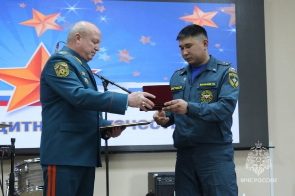 Сотрудника МЧС в Забайкалье наградили медалью за спасение двух детей