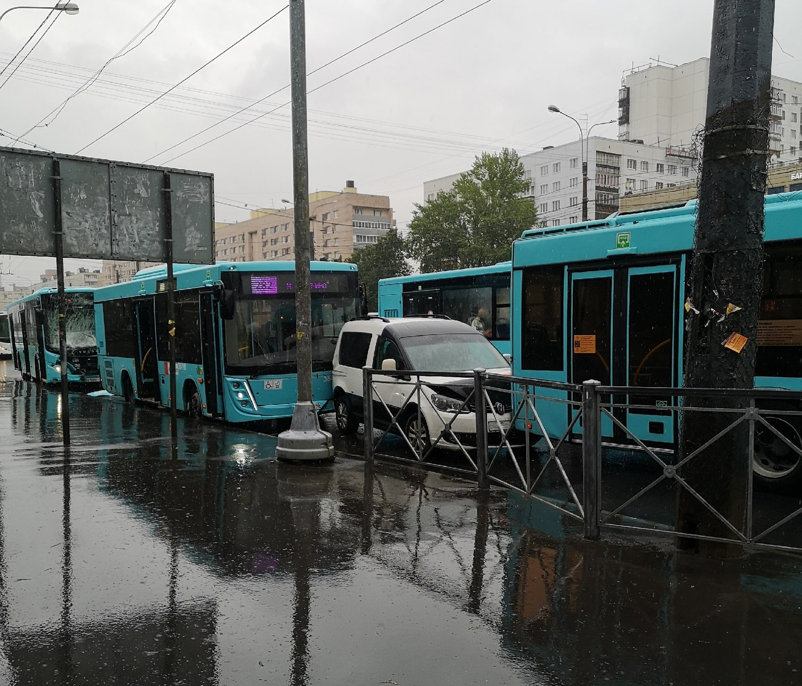 Фото ДТП с тремя автобусами и автомобилем на улице Ярослава Гашека в  Петербурге - 28 июля 2023 - ФОНТАНКА.ру