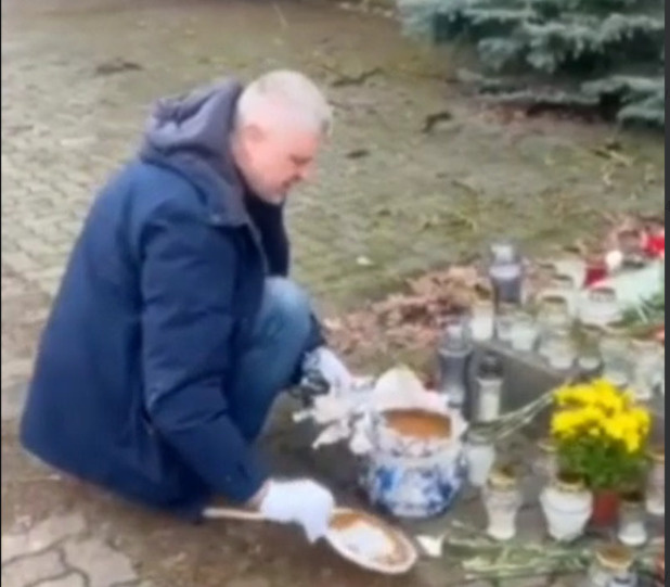 15 евро за ведро фекалий. В Литве оштрафовали активиста, осквернившего мемориал жертвам «Крокуса»