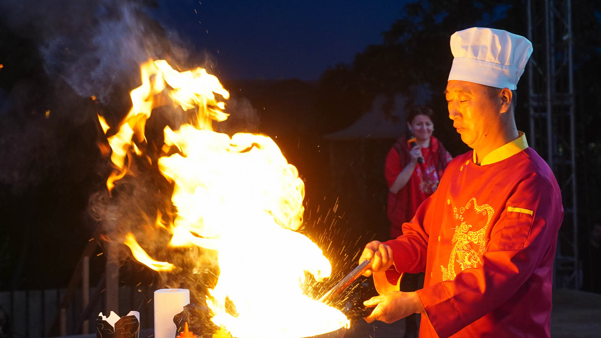 «Пусть Запад боится нашей дружбы»: в Волгограде шеф-повар из Китая устроил огненное шоу на «День Дракона»