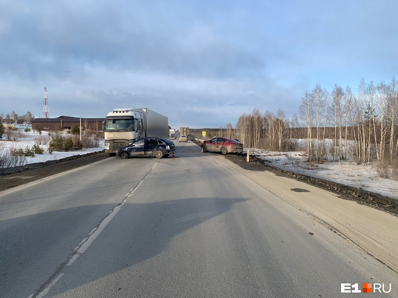 В Свердловской области в массовой аварии с грузовиком пострадала 28-летняя беременная уралочка