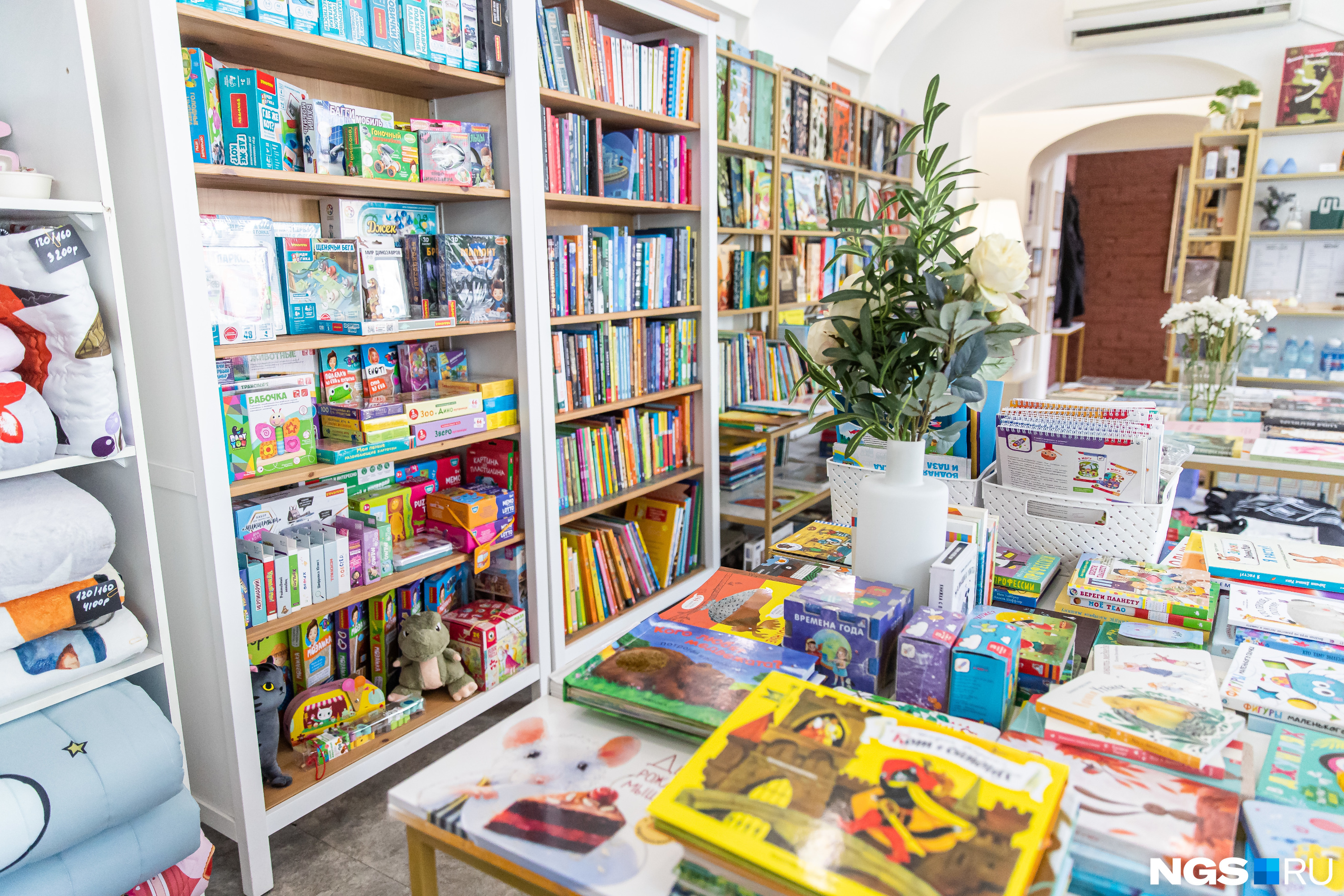 Детский книжный магазин. Ребенок в книжном магазине. Летние книги для детей и подростков. Перспектива книжных магазинов в нашей стране. Нгс лове