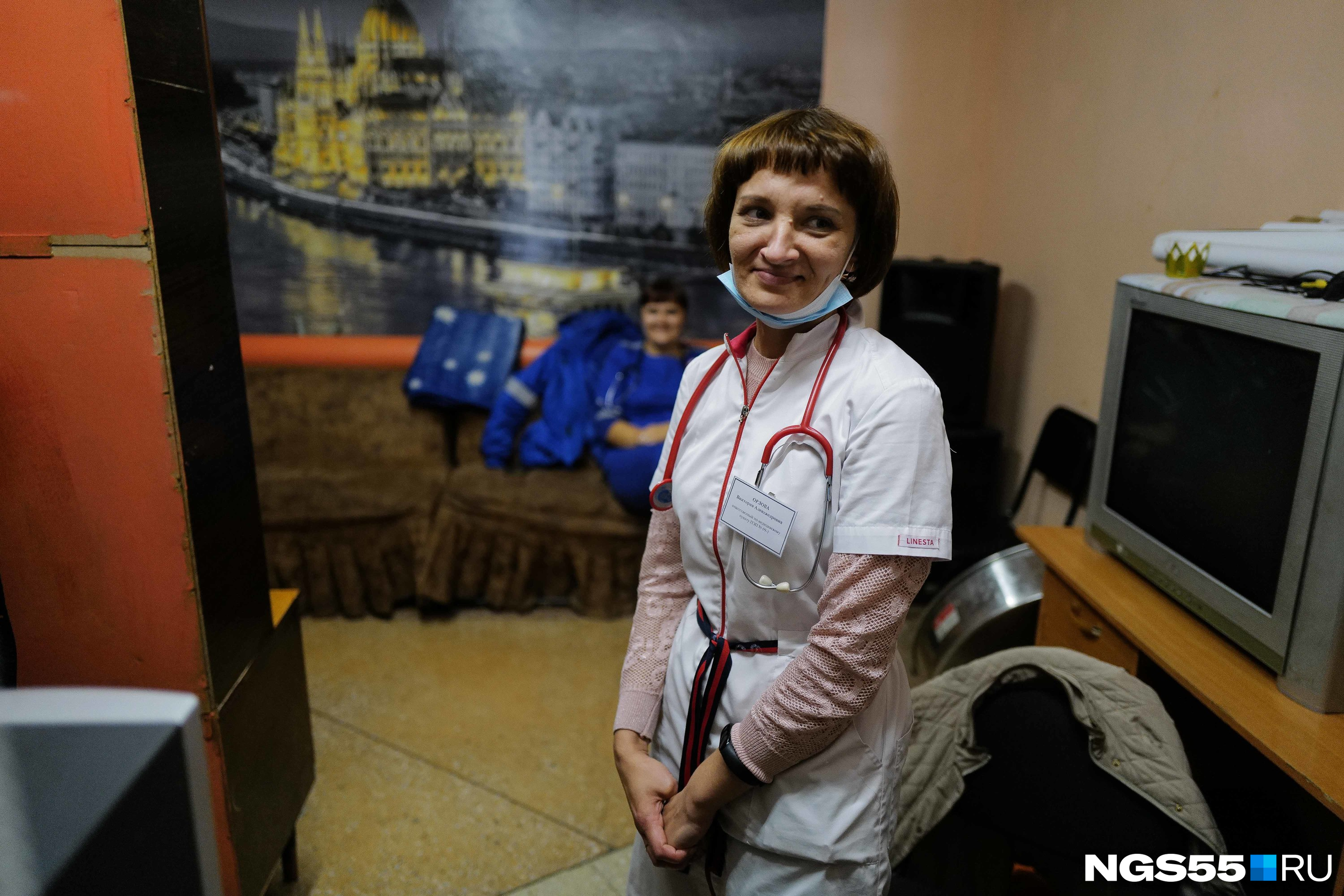 Вот такая очаровательная медик будет ждать тех, кто эвакуируется в Марьяновку