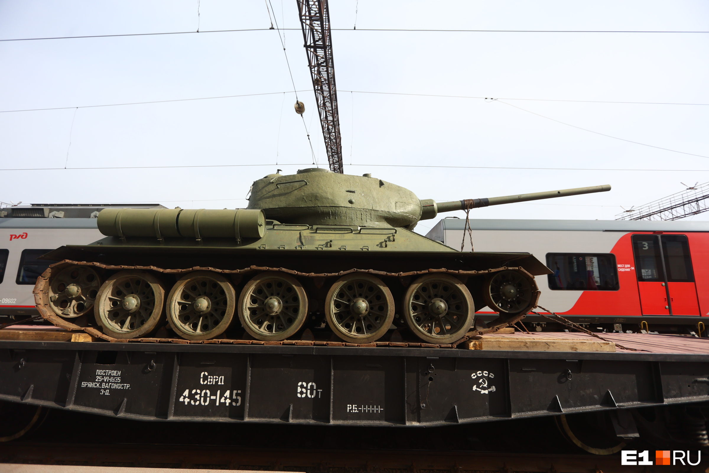 На вокзале Екатеринбурга остановился поезд с Т-34. Объясняем, для чего расконсервировали танк